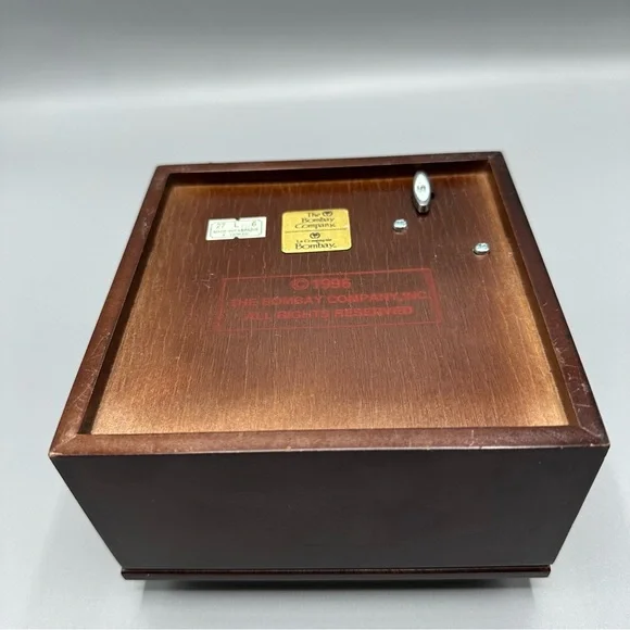 Vintage The Bombay Company Wooden Music Box 1996 Canada flag Brown